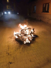 Ailesine kızdı, motosikleti sokak ortasına yaktı