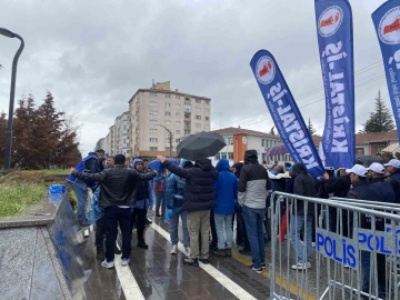 1 Mayıs yürüyüşleri geniş güvenlik önlemleriyle başladı