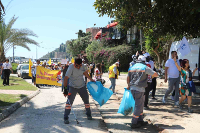 1 Mayıs kutlamalarında yürüyen işçilerle çalışan işçiler aynı karede