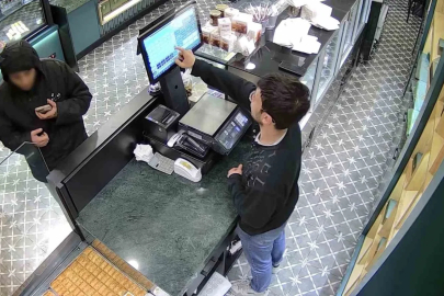 Bayrampaşa’da önce tatlı yedi, sonra hesabı ödemeden giderken iş yeri sahibini tehdit etti

