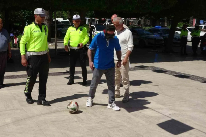 Yüksek promil gözlüğünü takan vatandaşlar topa vuramadı, ortaya komik görüntüler çıktı
