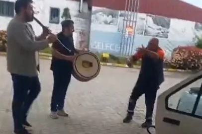 Düzce’de akaryakıt istasyonunda renkli görüntüler: Klarnetçi ve davulcu çaldı, pompacı oynadı
