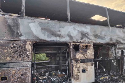 İzmir’den İstanbul’a geziye gelen tur otobüsü alev alev yandı
