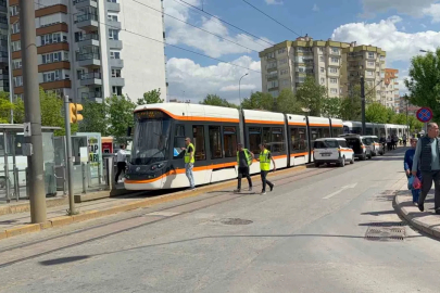 Kopan yüksek gerilim teli insanların içine düştü, tramvay seferleri aksadı
