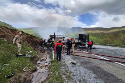 Tırlar kafa kafaya çarpışarak alev topuna döndü: 2 sürücü hayatını kaybetti
