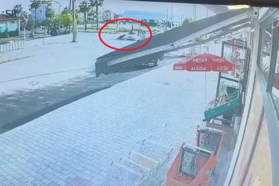 Otomobille çarpışan motosiklettekiler metrelerce savruldu: 2 ağır yaralı
