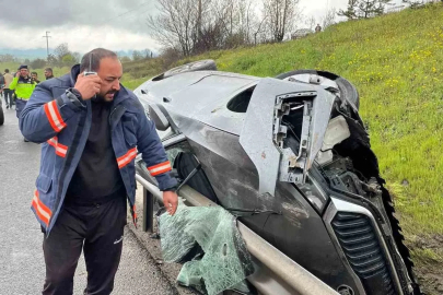 TEM Otoyolu’nda kontrolden çıkan otomobil bariyerlere çarptı: 1 ağır yaralı
