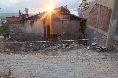 Yıkılan metruk evde oynayan çocuklar kurtuluş savaşına ait olduğu değerlendirilen el bombası buldu
