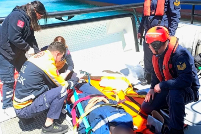 Gemide yaralanan personelih yardımına sahil güvenlik yetişti
