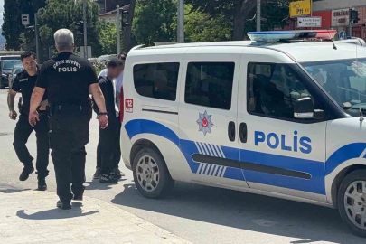 Boşanma aşamasında karısını bıçaklayacaktı, polis tam zamanında müdahale etti
