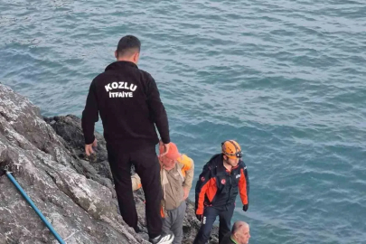 Balık tutmak isterken kayalıklardan düşen adamı ekipler ve balıkçı teknesi kurtardı
