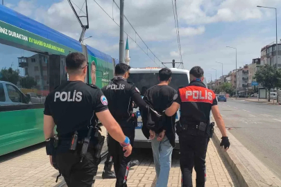 Polisi görünce kaçmak istedi, 34 dosyadan 23 yıl hapis cezası ile arandığı ortaya çıktı
