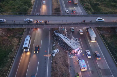 TEM’de halı yüklü tır ile otomobil çarpıştı: 6 yaralı
