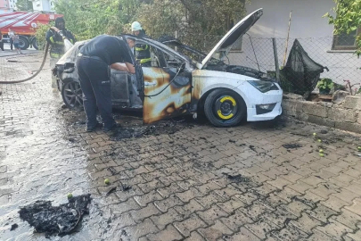 Seyir halindeyken alev topuna döndü, sürücü son anda kendini dışarı atarak kurtuldu
