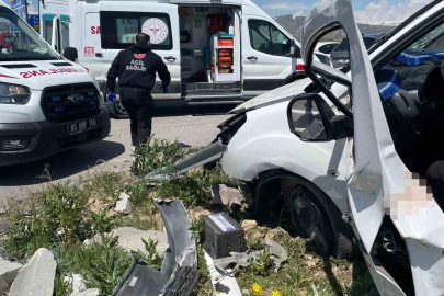 Van’da otomobiller çarpıştı: 4 ölü, 2 yaralı
