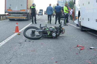 Arızalanan otobüse çarpan motosiklet sürücüsü, otomobilin çarpması sonucu can verdi

