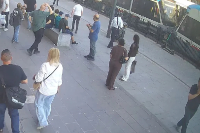 Fatih’te 6 yaşındaki çocuk raylara düşerek hayatını kaybetmişti: Olay anında vatandaşların yaşadığı panik kamerada
