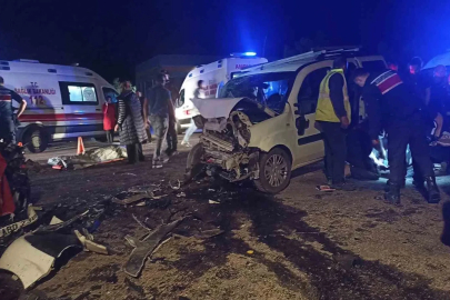 Sivas’ta iki araç kafa kafaya çarpıştı: 1 ölü, 3’ü ağır 7 yaralı (GÜNCELLEME)
