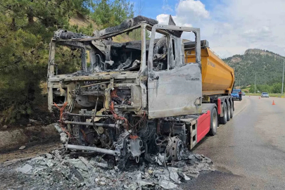 Cam madeni yüklü tır seyir halindeyken alev topuna döndü: Sürücü son anda kurtuldu
