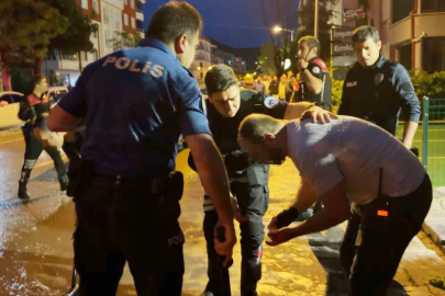 Öfkeli baba, kızını rahatsız eden gencin kulağını kesti: 1’i polis 2 yaralı
