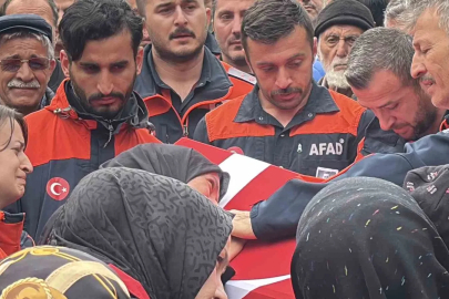 Eşi tabutuna son kez sarıldı, babası namazını kıldırdı: AFAD personeline hüzünlü veda
