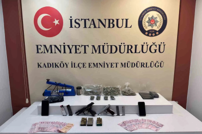 Kadıköy’de "dur" ihtarına uymayan şüphelilerden çok miktarda uyuşturucu madde ve ruhsatsız silah çıktı
