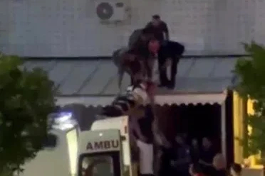 Cam silerken metrelerce yükseklikten düşen genç kız yaralandı

