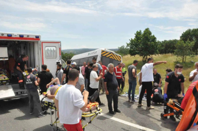 Edirne’de yolcu minibüsü tıra çarptı: 16 yaralı
