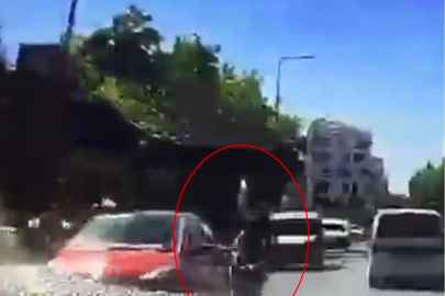 İki şeridin arasına daldı, iki araca çarptı: Feci kaza kamerada
