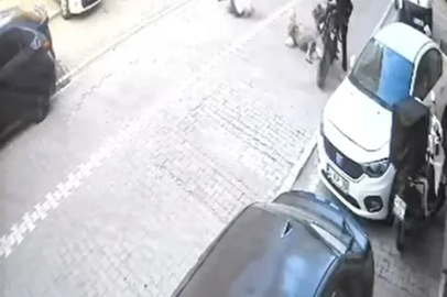 Gaza fazla basınca motosiklet ön kaldırarak ileri fırladı, yoldan geçen kadına çarptı
