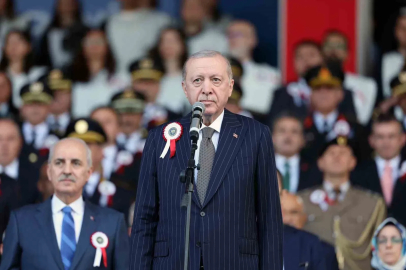 Cumhurbaşkanı Erdoğan: "Zor, hassas ve mesuliyeti fevkalade yüksek bir görevi icra eden emniyet teşkilatımızın talep ve beklentilerini asla göz ardı etmiyoruz"

