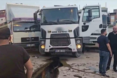 Facianın eşiğinden dönüldü: Freni boşalan kamyon 2 kamyona çarptı, parka metreler kala durdu

