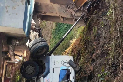 Freni boşalan kamyon apartman ile duvar arasına girdi: 2 daire zarar gördü
