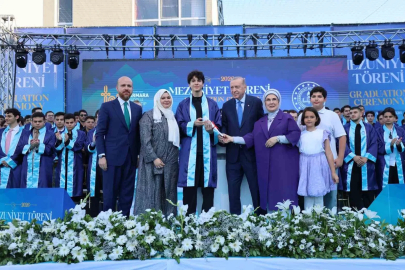Cumhurbaşkanı Erdoğan, torunu Ömer Tayyip Erdoğan’a diplomasını takdim etti
