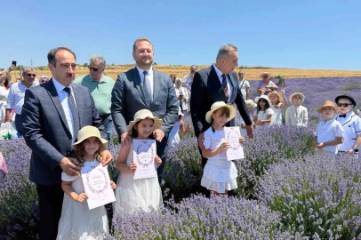 Lavanta tarlasında mor renkli karne sevinci

