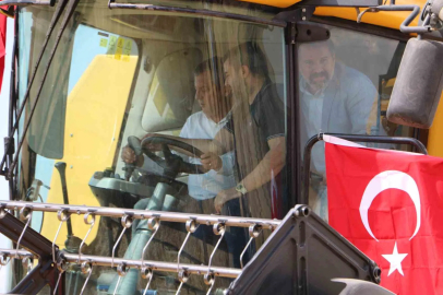 CHP Grup Başkanı Özel, Diyarbakır’da biçerdöverle buğday biçti
