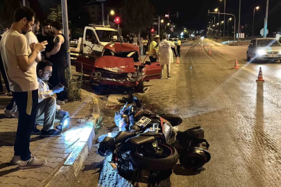 Kırmızı ışık ihlali felaket getirdi: Otomobilin çarptığı motosikletli ağır yaralandı
