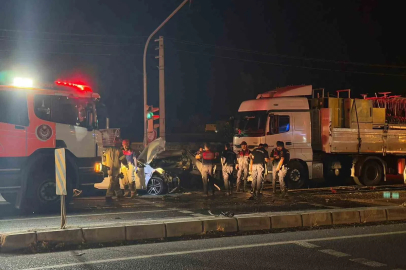İzmir’de kırmızı ışıkta bekleyen araçlara tır çarptı: 1’i ağır 5 yaralı
