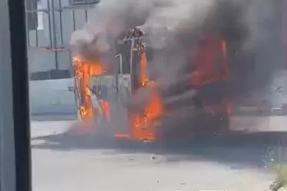 Arnavutköy’de servis minibüsü alev alev yandı

