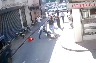 Beyoğlu’nda sarkıntılık iddiası kanlı bitti: Tekme, tokat ve dubayla dövülen şahıs bıçaklandı
