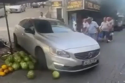 Lüks aracıyla girdiği pazar tezgahını darmadağın etti
