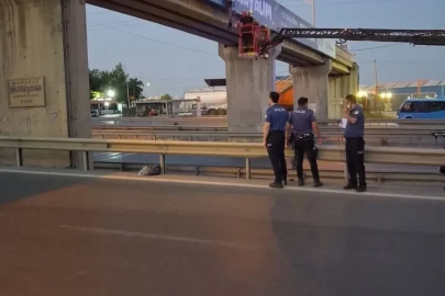 Yarı çıplak şahıs üst geçitte asılı bulundu
