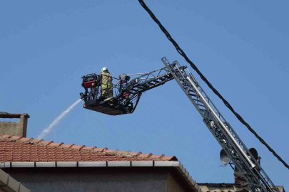 Pendik’te çatı katında çıkan yangın paniğe neden oldu: 1 hafif yaralı