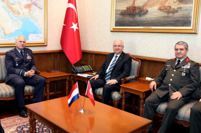 Bakan Güler, Hollanda Genelkurmay Başkanı Orgeneral Eichelsheim’i kabul etti