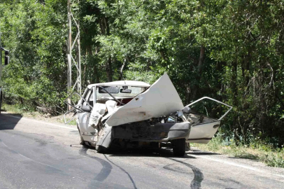 Kamyonetle kafa kafaya çarpışan Fiat Tofaş hurdaya döndü: 1 ölü, 5 yaralı
