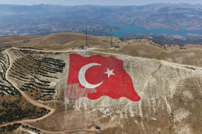 Dünyanın en büyük Türk bayrağı yeniden eski görkemine kavuştu
