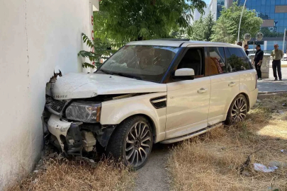 Kontrolden çıkan cip, kaldırımda yürüyen vatandaşa çarptı: 1’i ağır 2 yaralı
