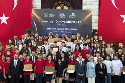İstanbul Valisi Gül, LGS’de tam puan alan öğrencilerle bir araya geldi