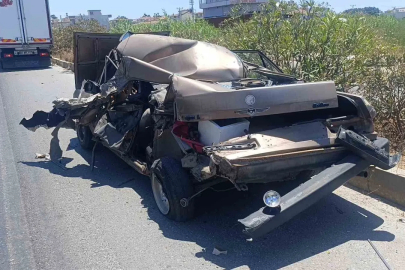 Kamyonun çarptığı Fiat Tofaş hurdaya döndü: Camdan dışarı atlayan sürücü hafif yaralı olarak kurtuldu
