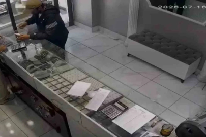 İnternetten araştırma yapıp silahla kuyumcuyu soyan zanlının görüntüleri ortaya çıktı
